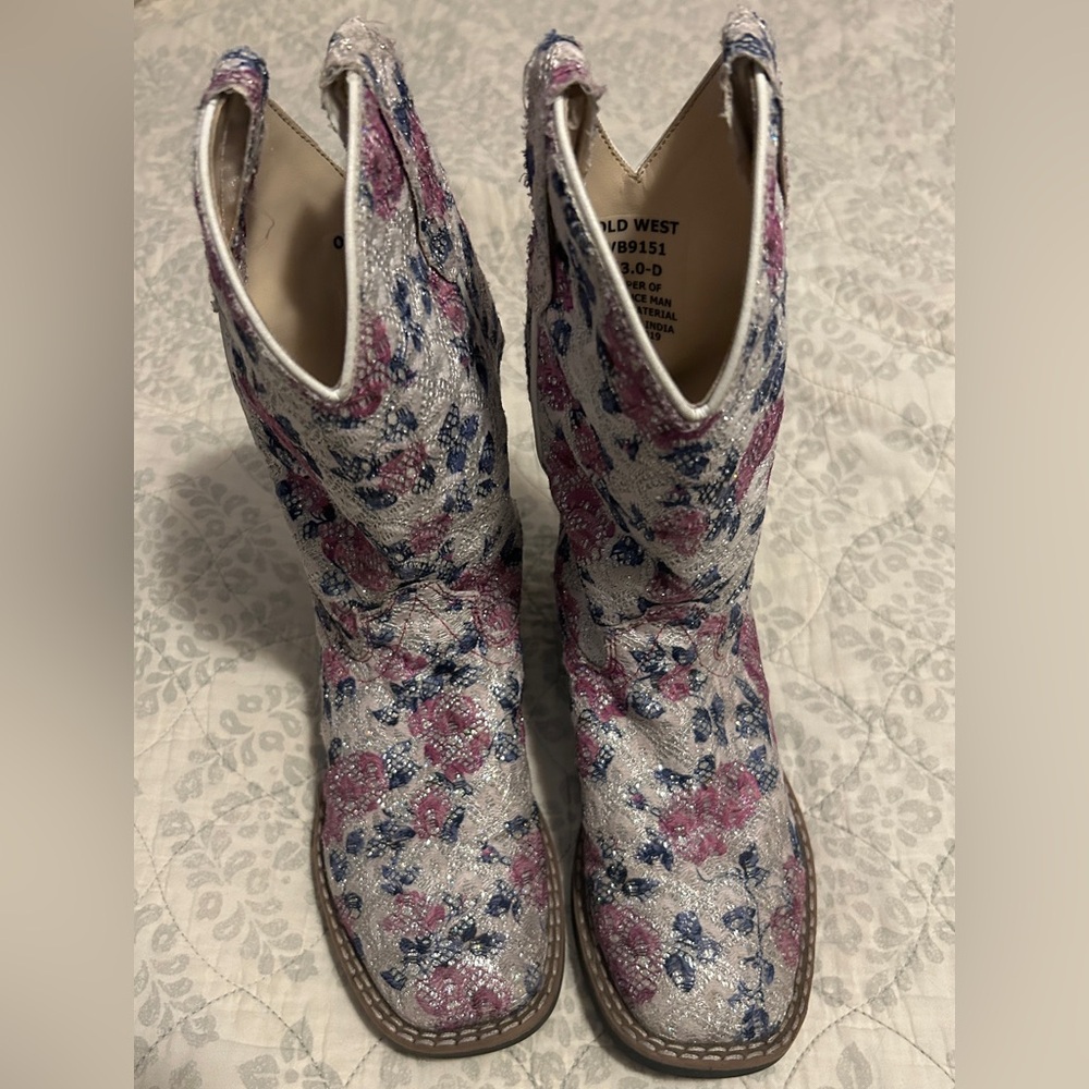Darling little girls cowgirl boots 🤠